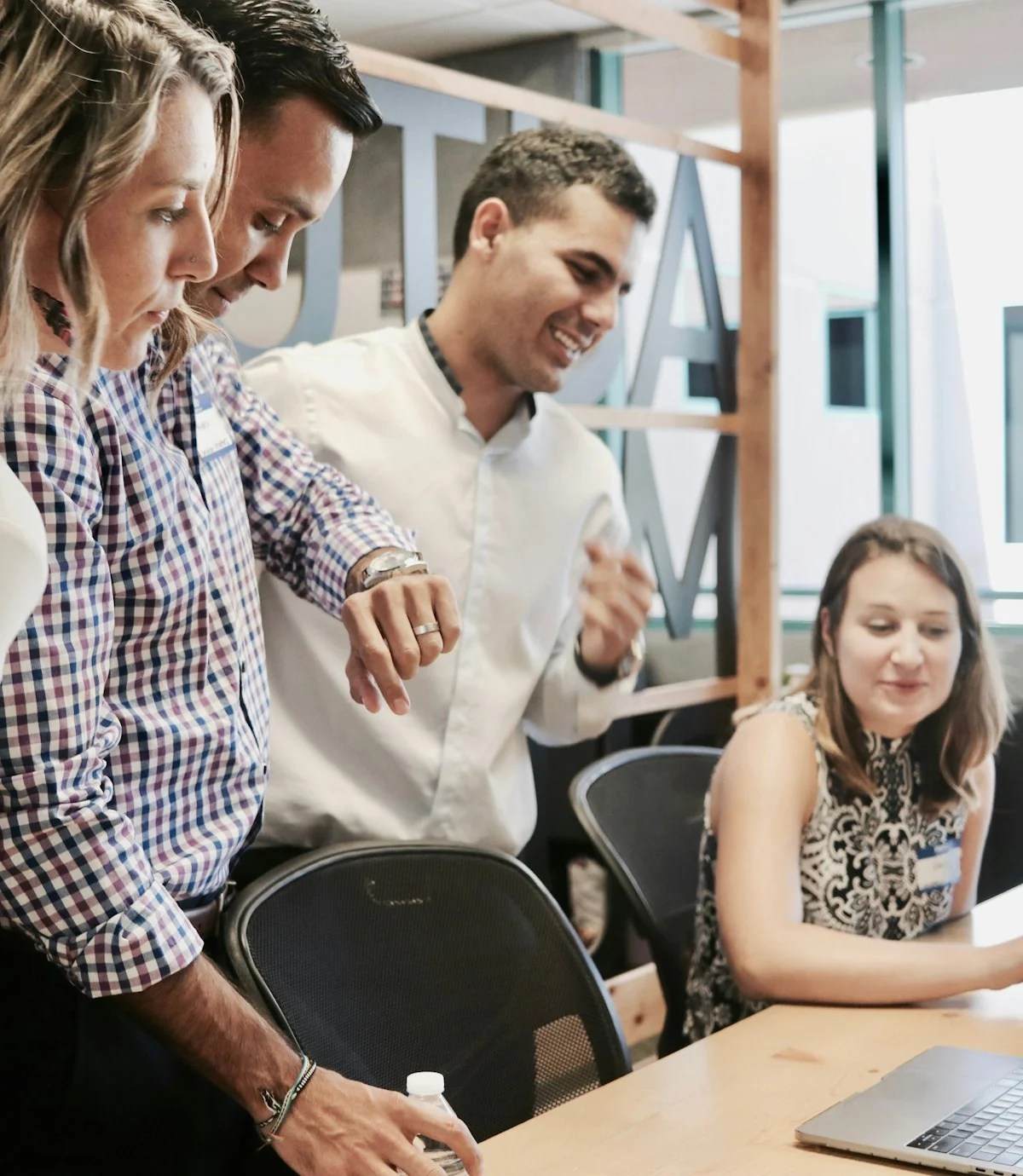 Un equipo alineando expectativas en una conversación de trabajo