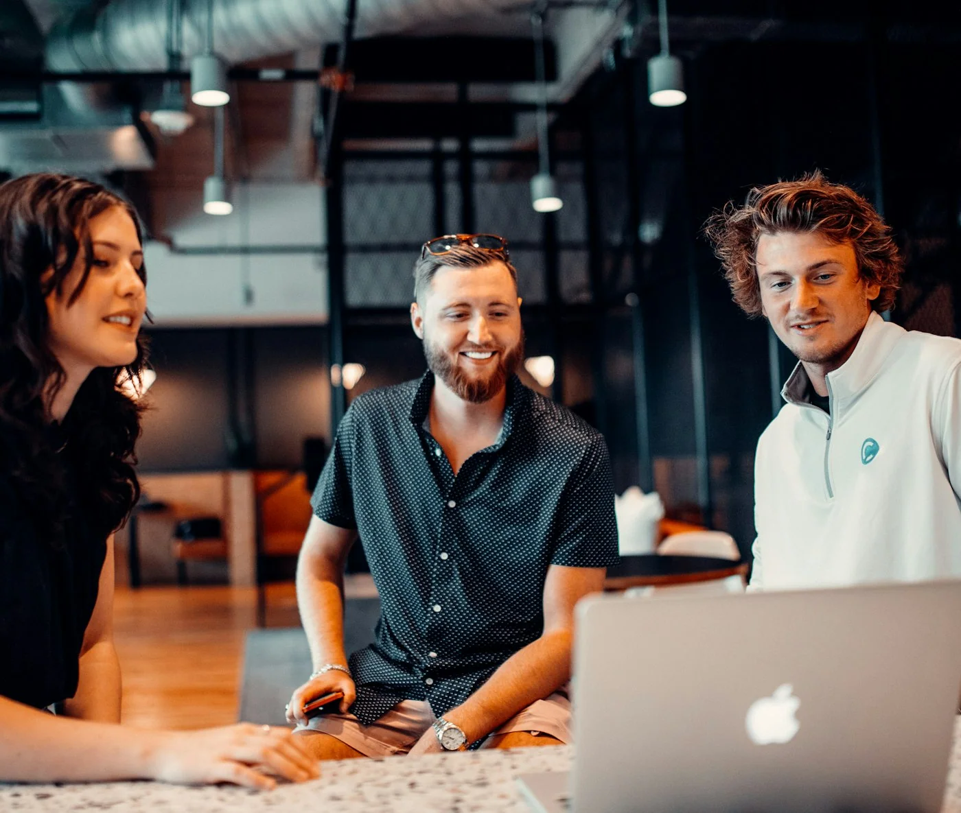 Un equipo distribuido en una sesión de trabajo
