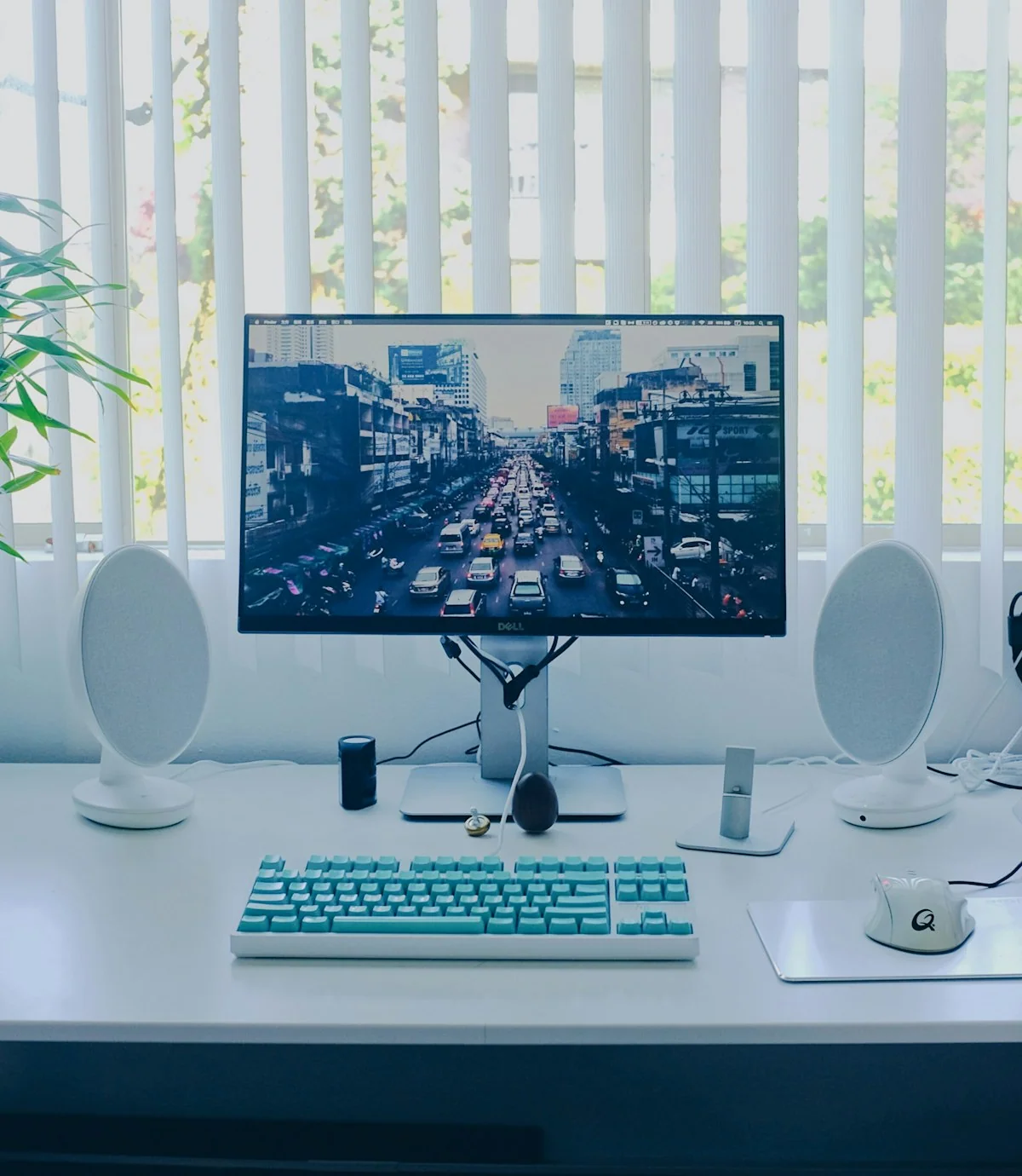 Una notebook, un monitor y periféricos listos para una nueva persona del equipo
