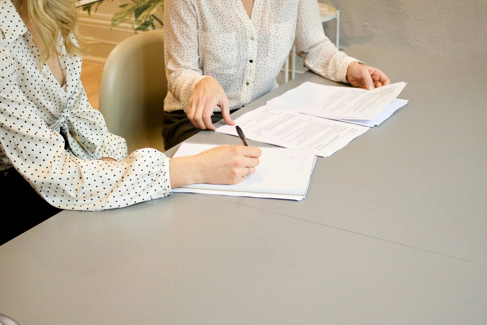 Firmando un contrato con un contractor bajo luz natural cálida