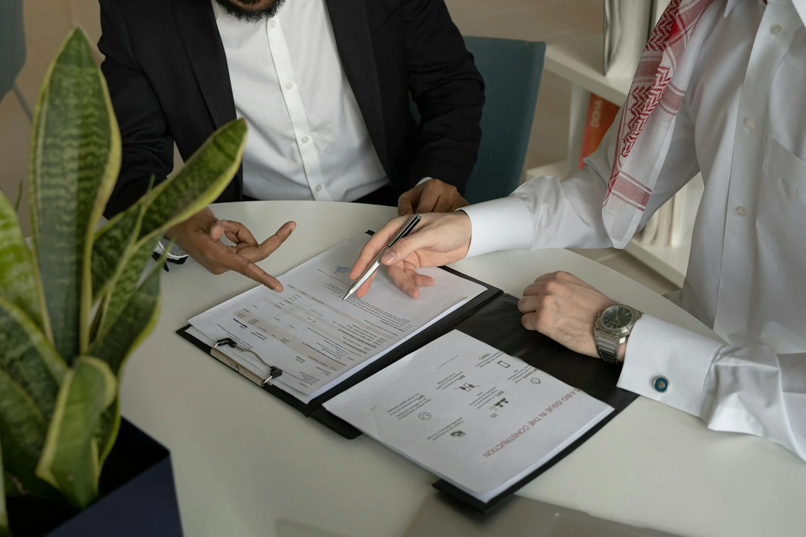 Revisando juntos un contrato con un contractor en un escritorio